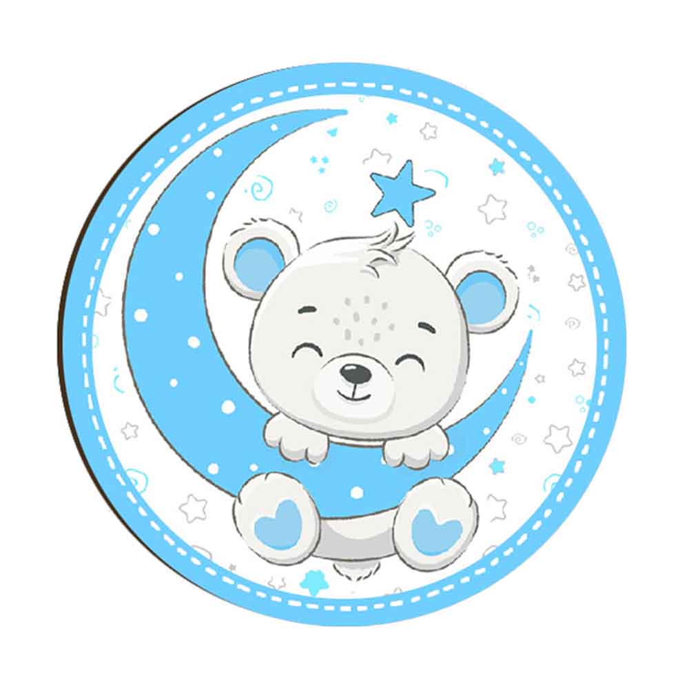 Magnete in legno con orsacchiotto chiaro seduto su luna azzurra con stella e sfondo con stelline blu e celesti.