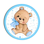 Magnete in legno con tenero orsacchiotto marrone, fiocco azzurro e sfondo con stelle e cuori in toni celesti.