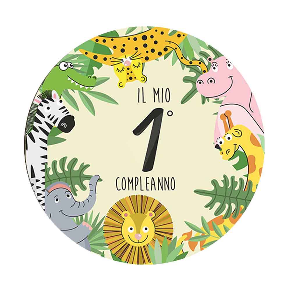 Magnete in legno con animali della giungla attorno alla scritta 'Il mio 1° compleanno' su sfondo chiaro con foglie verdi.