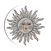 Magnete in legno con illustrazione artistica di sole e luna intrecciati, simbolo di equilibrio e armonia cosmica.