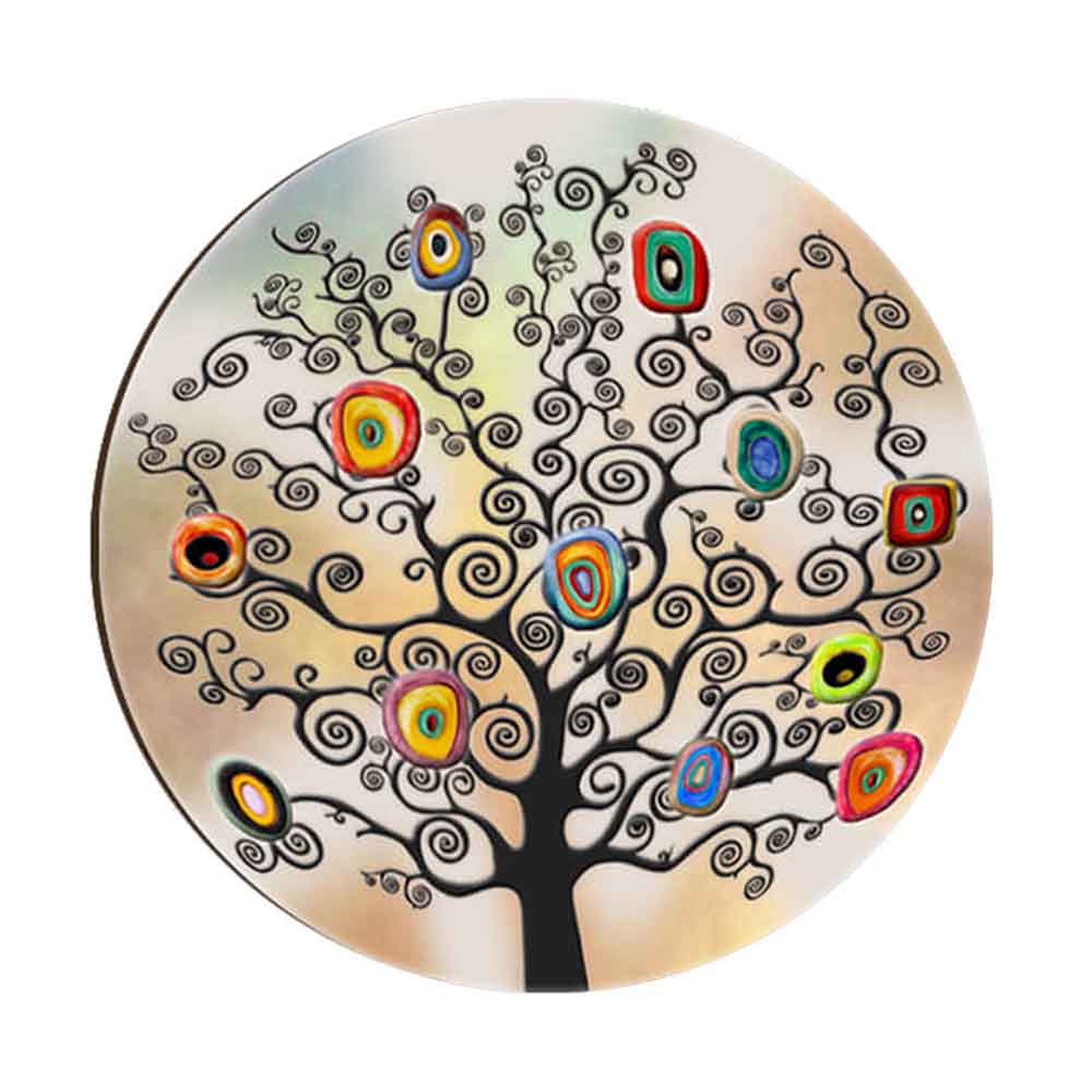 Magnete in legno con albero nero dai rami a spirale e fiori astratti colorati su sfondo sfumato beige-verde.