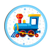 Magnete in legno con trenino colorato blu e rosso su sfondo bianco con stelle azzurre e spirali decorative.