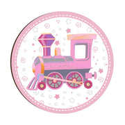 Magnete in legno con trenino rosa e lilla su sfondo bianco con decorazioni rosa, spirali e stelline.