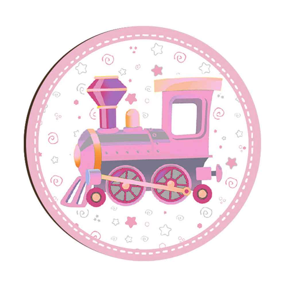 Magnete in legno con trenino rosa e lilla su sfondo bianco con decorazioni rosa, spirali e stelline.