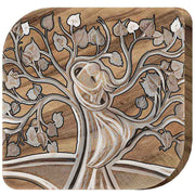 Magnete in legno d'ulivo con decorazione di un albero stilizzato e due figure intrecciate in un abbraccio, simbolo di unione e affetto.