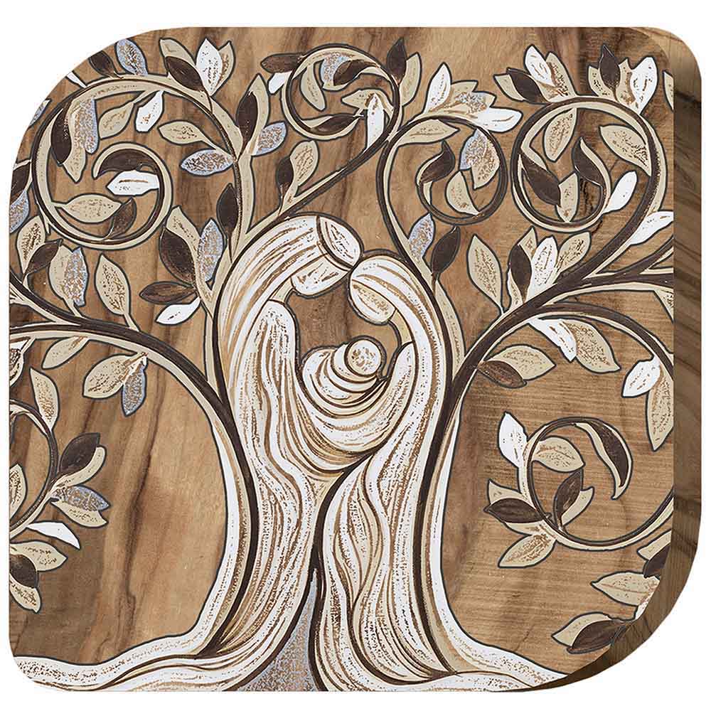 Magnete in legno d'ulivo con decorazione di un albero dai rami armoniosi che accolgono una famiglia stilizzata, simbolo di amore e legame familiare.
