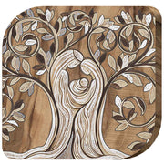 Magnete in legno d'ulivo con decorazione di un albero dai rami armoniosi che accolgono una famiglia stilizzata, simbolo di amore e legame familiare.