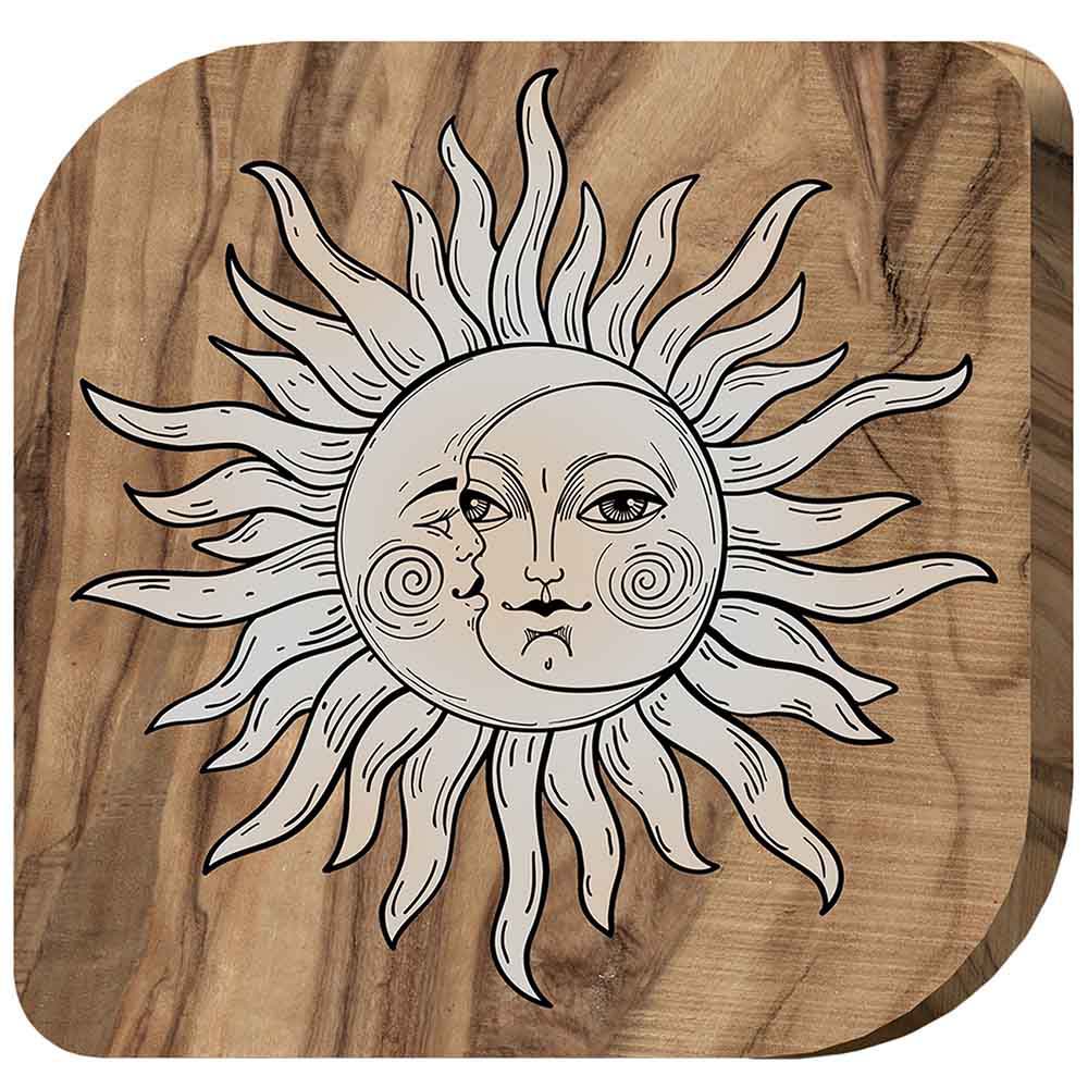 Magnete in legno d'ulivo con il sole e la luna intrecciati, un simbolo di equilibrio tra giorno e notte, luce e oscurità.