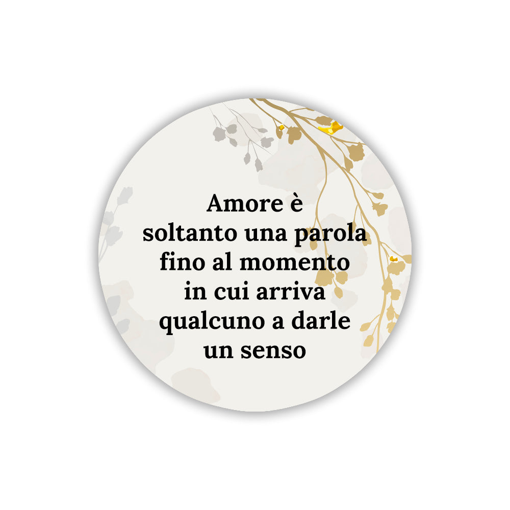Magnete decorativo con ramoscelli dorati e fiori delicati su sfondo crema. Frase romantica centrale in carattere graziato nero.