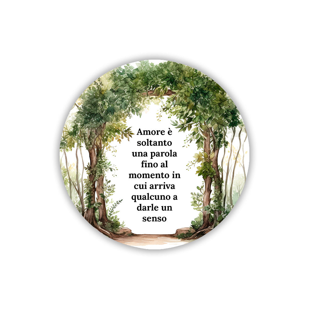 Magnete con arco di alberi rigogliosi e sentiero nel bosco ad acquerello. Testo poetico sull'amore incorniciato dalla natura verde.