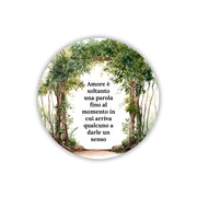 Magnete con arco di alberi rigogliosi e sentiero nel bosco ad acquerello. Testo poetico sull'amore incorniciato dalla natura verde.