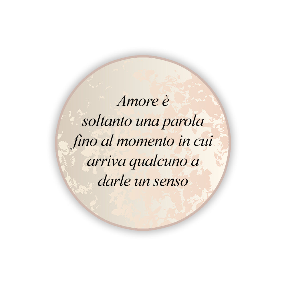 Magnete circolare con texture marmorizzata rosa antico e frase sull'amore in corsivo nero. Design elegante e vintage per bomboniere.