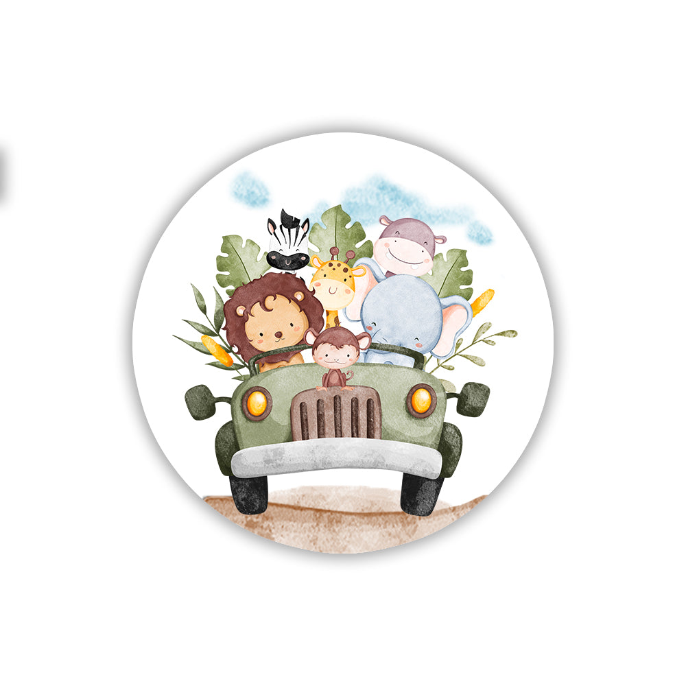 Magnete tondo con animaletti della savana su una jeep verde. Illustrazione acquerello per nascita o compleanno.