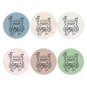 Set di sei magneti tondi in legno in colori pastello assortiti con auto da matrimonio e cuori. Decorazioni nuziali artigianali e minimali.