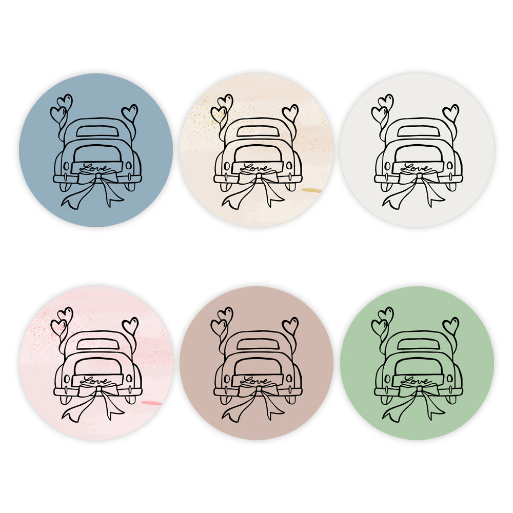Set di sei magneti tondi in legno in colori pastello assortiti con auto da matrimonio e cuori. Decorazioni nuziali artigianali e minimali.