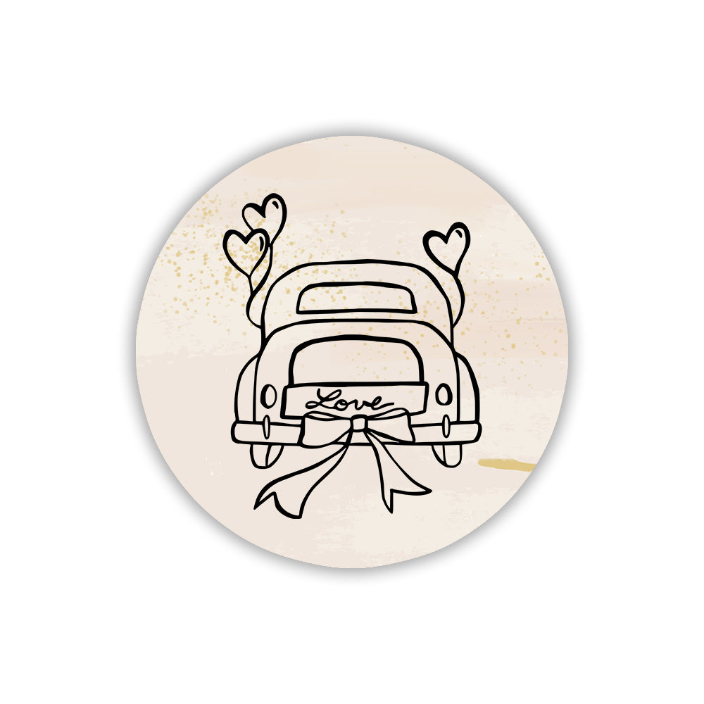 Magnete tondo crema con disegno di auto classica con cuori. Decorazione elegante per segnaposto o bomboniera nuziale.