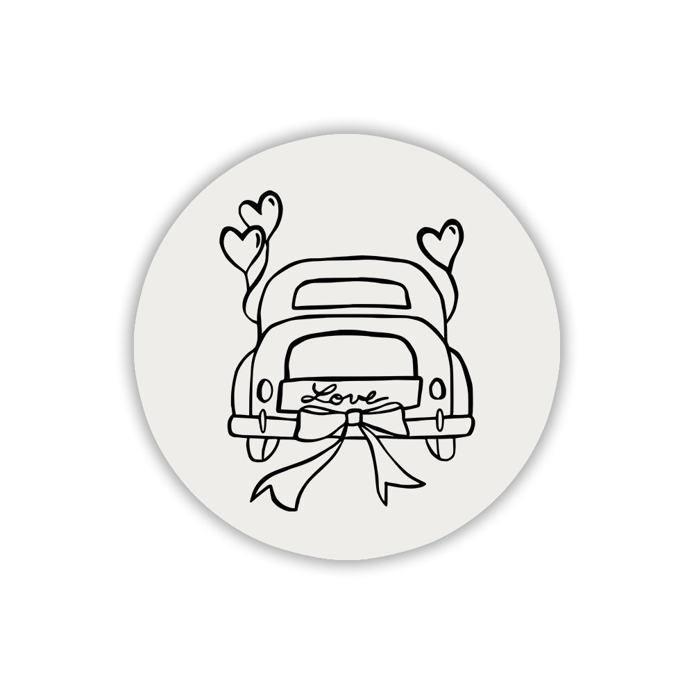 Magnete tondo bianco latte con grafica minimalista nera di auto d'epoca, targa Love e palloncini a cuore. Design pulito per eventi e nozze.