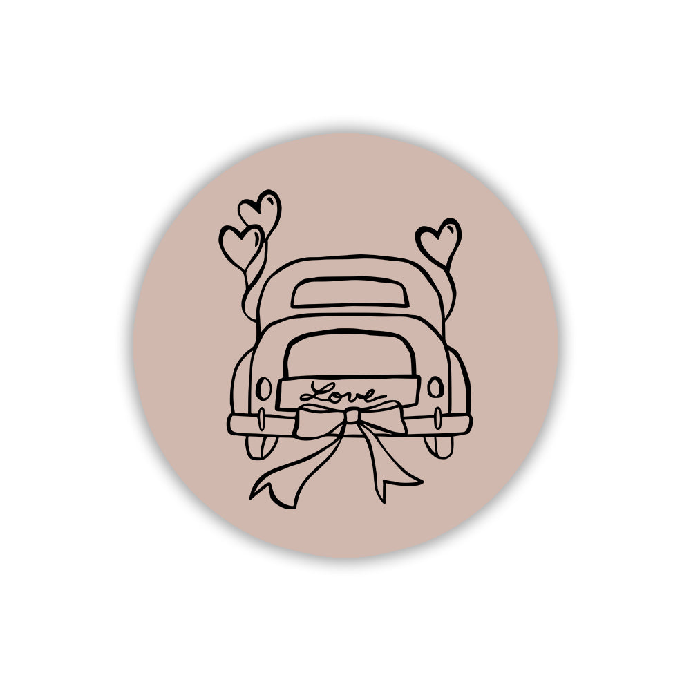 Magnete tondo color tortora con disegno nero di auto d'epoca vista dal retro, targa Love, fiocco e palloncini a cuore per matrimonio.