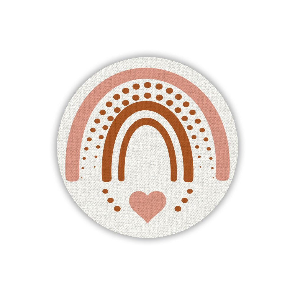 Calamita in legno con texture telata e arcobaleno boho chic nei toni terracotta e rosa con cuore centrale. Decorazione moderna per eventi.