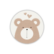 Calamita tonda in legno con muso di orsetto peloso e due piccoli cuori beige. Design tenero e neutro per bomboniera nascita o baby shower.