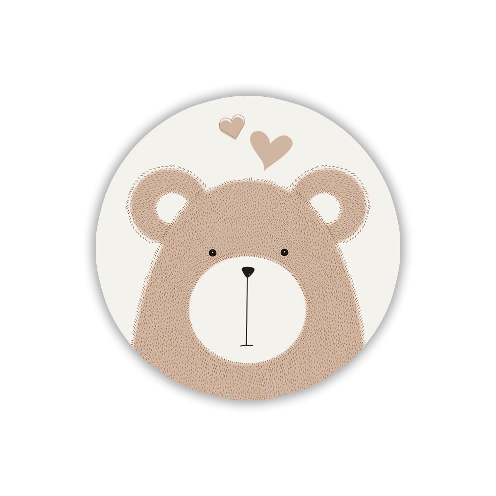 Calamita tonda in legno con muso di orsetto peloso e due piccoli cuori beige. Design tenero e neutro per bomboniera nascita o baby shower.