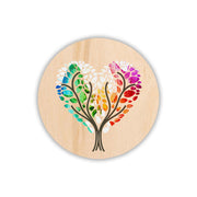 Magnete circolare in legno naturale con albero della vita a forma di cuore e foglie variopinte arcobaleno. Simbolo di amore, famiglia e radici.