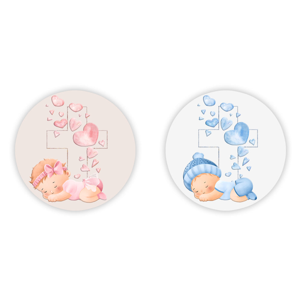 Coppia di magneti in legno per battesimo con illustrazioni di neonati che dormono davanti a una croce con cuori rosa e azzurri ad acquerello.