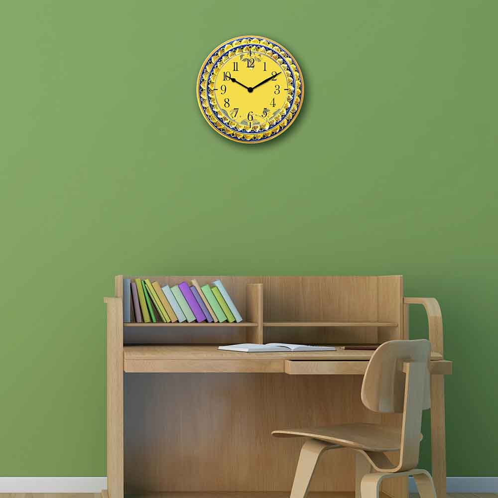 Orologio in alluminio rotondo con decoro giallo e blu ispirato alla maiolica siciliana. Perfetto per ambienti colorati e tradizionali.