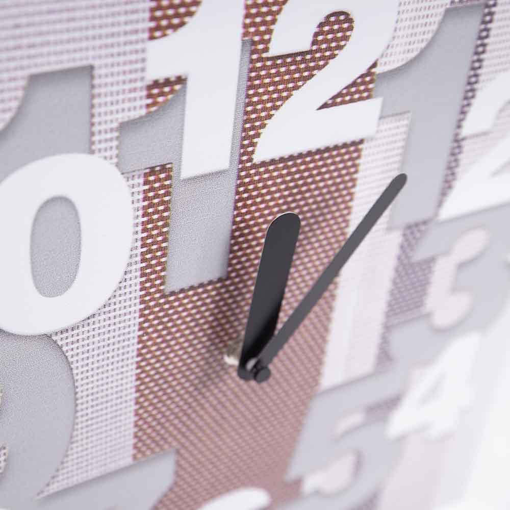 Orologio in alluminio con numeri in rilievo bianchi e grigi su fondo a trama marrone. Design grafico e contemporaneo.