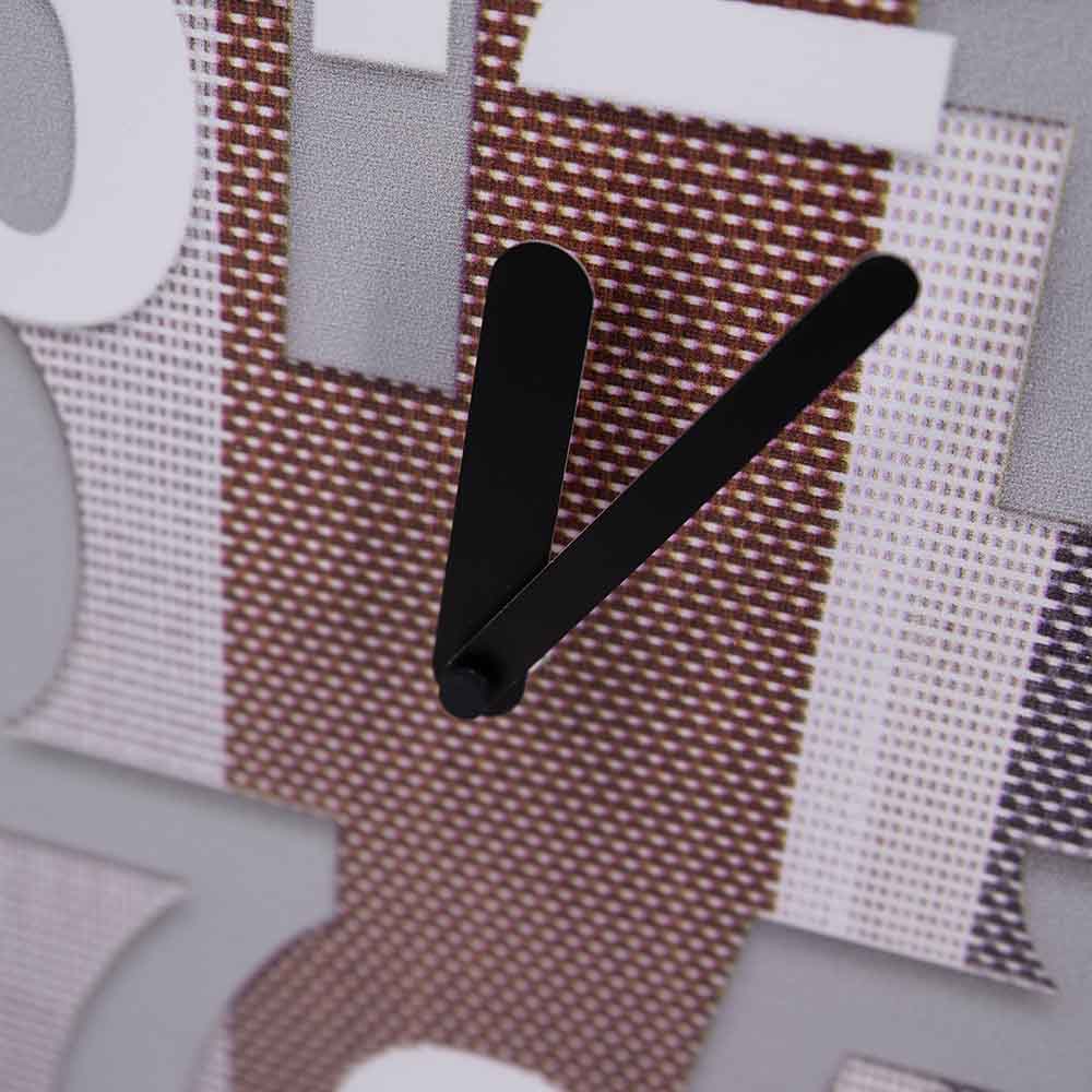 Orologio in alluminio con numeri sovrapposti in bianco e grigio su sfondo geometrico marrone. Design moderno e dinamico.