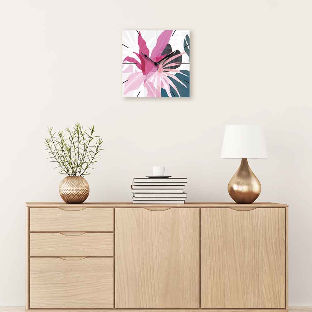 Orologio alluminio quadrato con fiori colorati su sfondo chiaro. Un tocco artistico per arredare con allegria e stile.