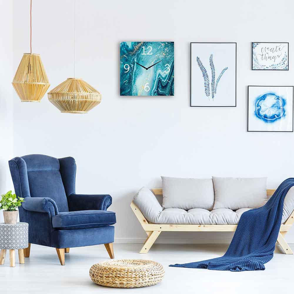 Orologio alluminio quadrato con grafica fluida e astratta, perfetto per soggiorni moderni e ambienti di design.