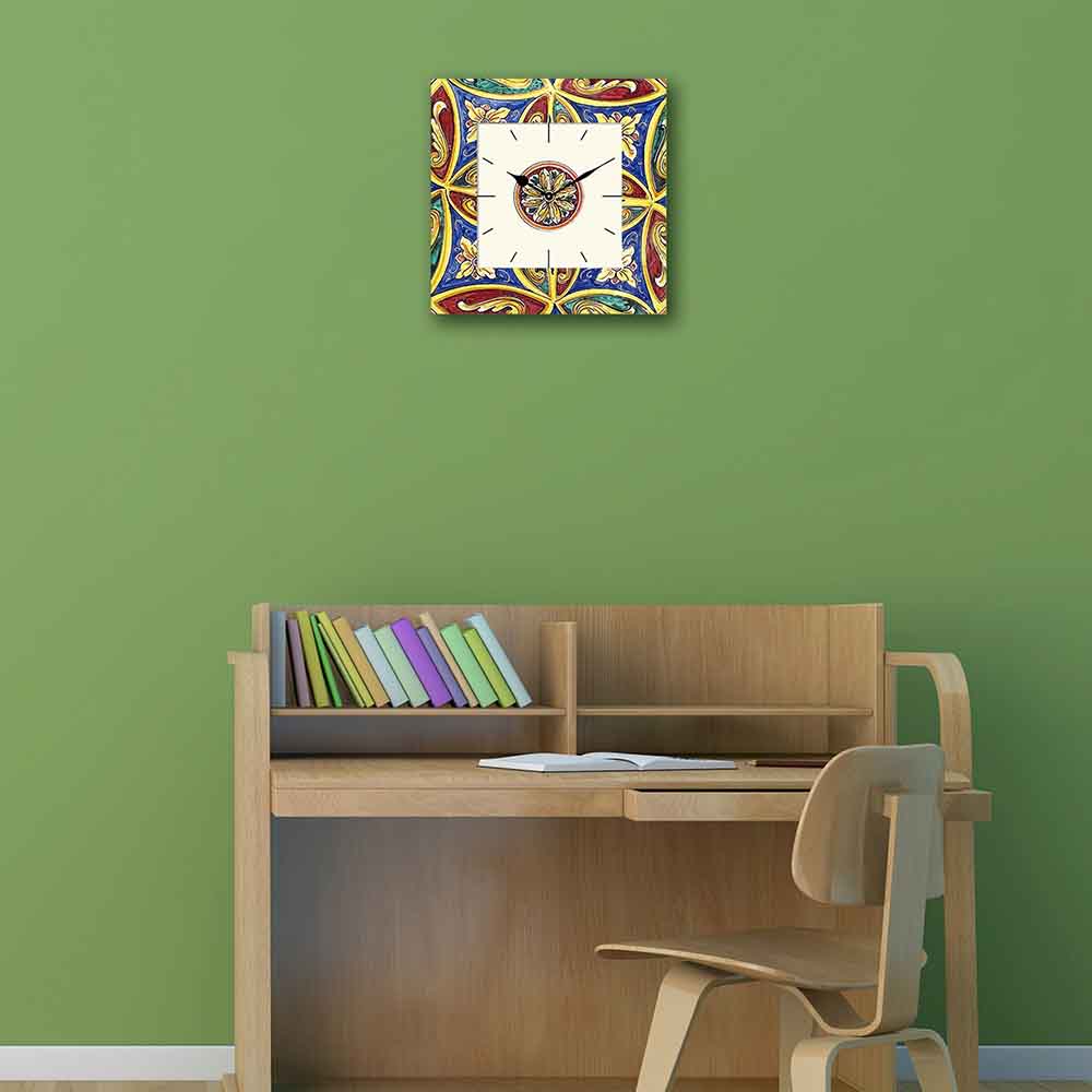 Orologio alluminio quadrato con stampa maiolica antica, dettagli raffinati e classici. Perfetto per ambienti eleganti e tradizionali.