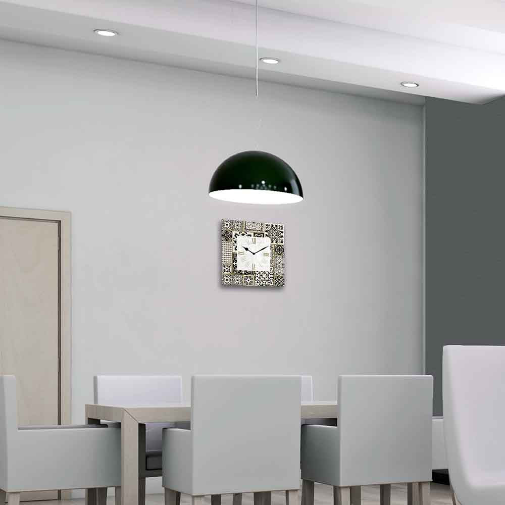 Orologio alluminio quadrato con stampa maiolica in bianco e nero, stile elegante e minimal. Perfetto per una cucina moderna.