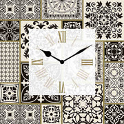Orologio alluminio quadrato con motivo maiolica in bianco e nero, dettagli stilizzati e raffinati. Perfetto per decorazioni eleganti.