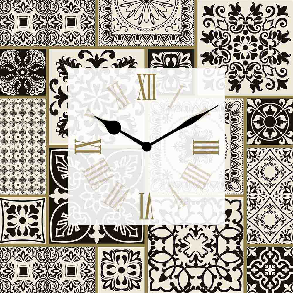 Orologio alluminio quadrato con motivo maiolica in bianco e nero, dettagli stilizzati e raffinati. Perfetto per decorazioni eleganti.