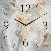 Orologio alluminio quadrato con finitura marmo grigio, elegante e sobrio. Perfetto per ambienti di lusso e raffinati.