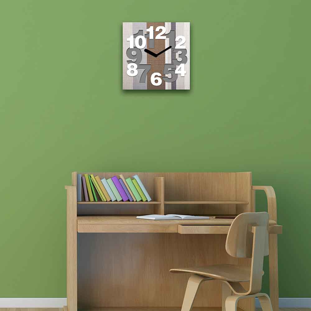 Orologio alluminio quadrato con numeri grandi e ben leggibili, stile moderno e funzionale. Perfetto per camere dal design essenziale.