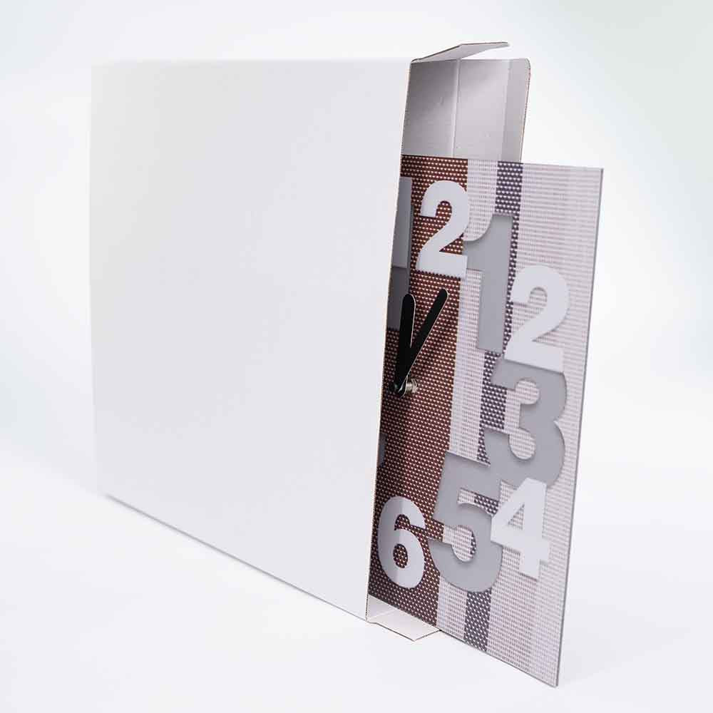 Orologio alluminio quadrato con numeri visibili, confezione elegante. Ottimo come idea regalo raffinata e moderna.