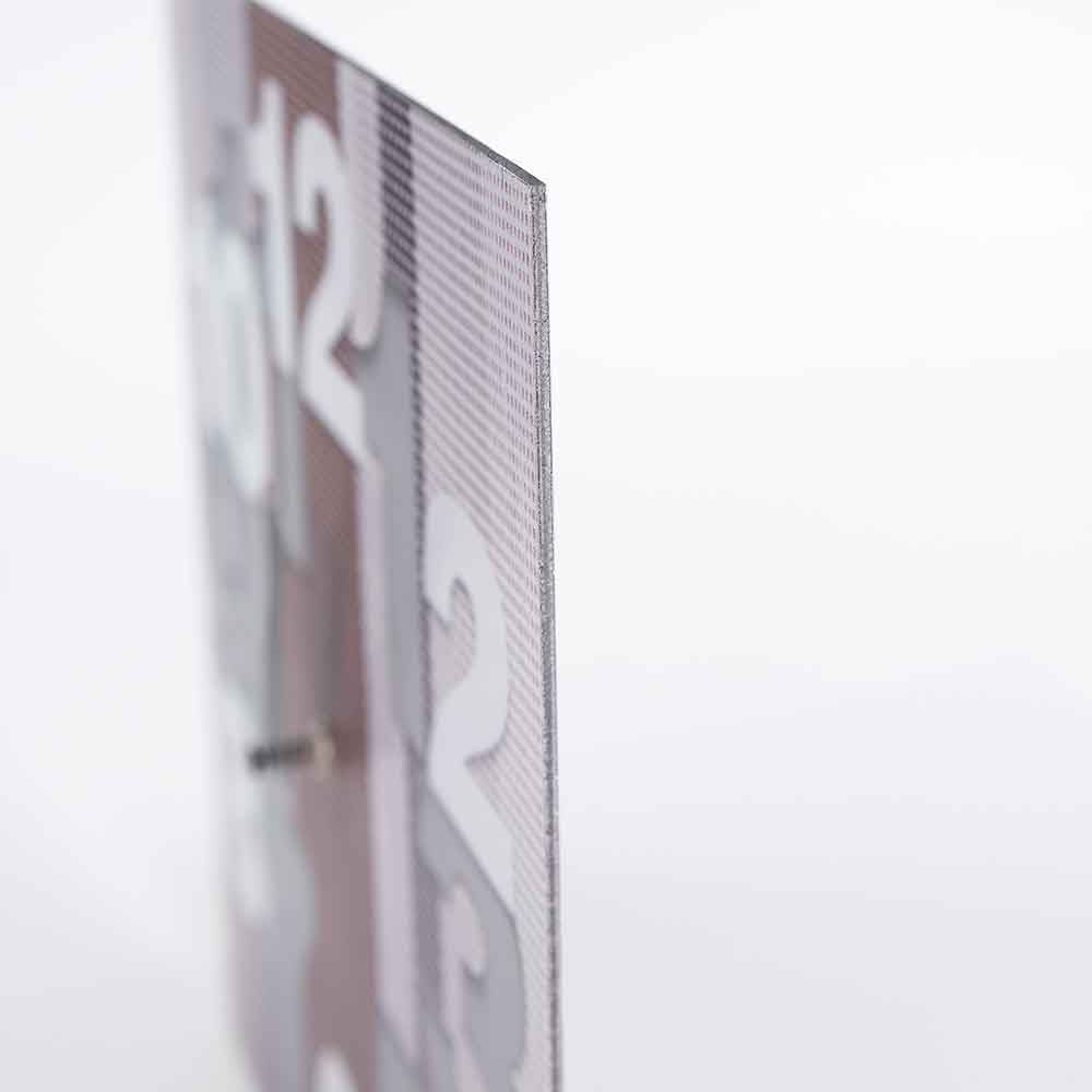 Orologio alluminio quadrato con quadrante numerico ben definito, immagine laterale che mostra il design sottile e moderno.