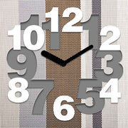 Orologio alluminio quadrato con numeri grandi e leggibili, stile essenziale e moderno. Perfetto per qualsiasi ambiente.