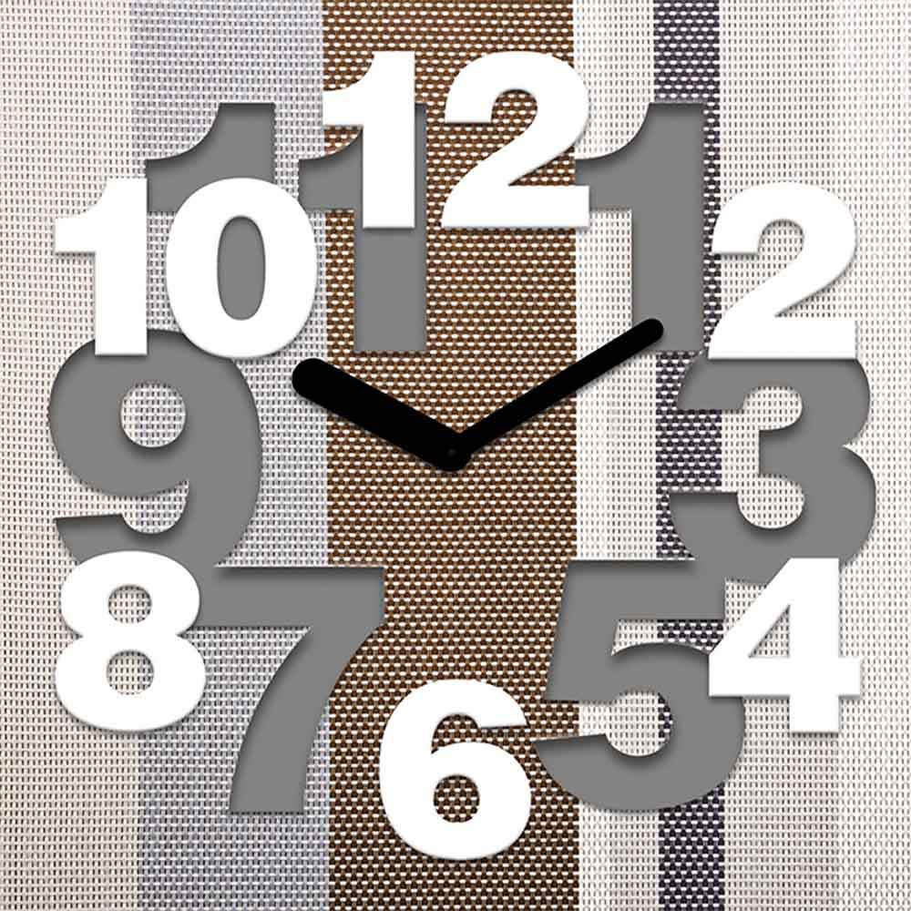 Orologio alluminio quadrato con numeri grandi e leggibili, stile essenziale e moderno. Perfetto per qualsiasi ambiente.