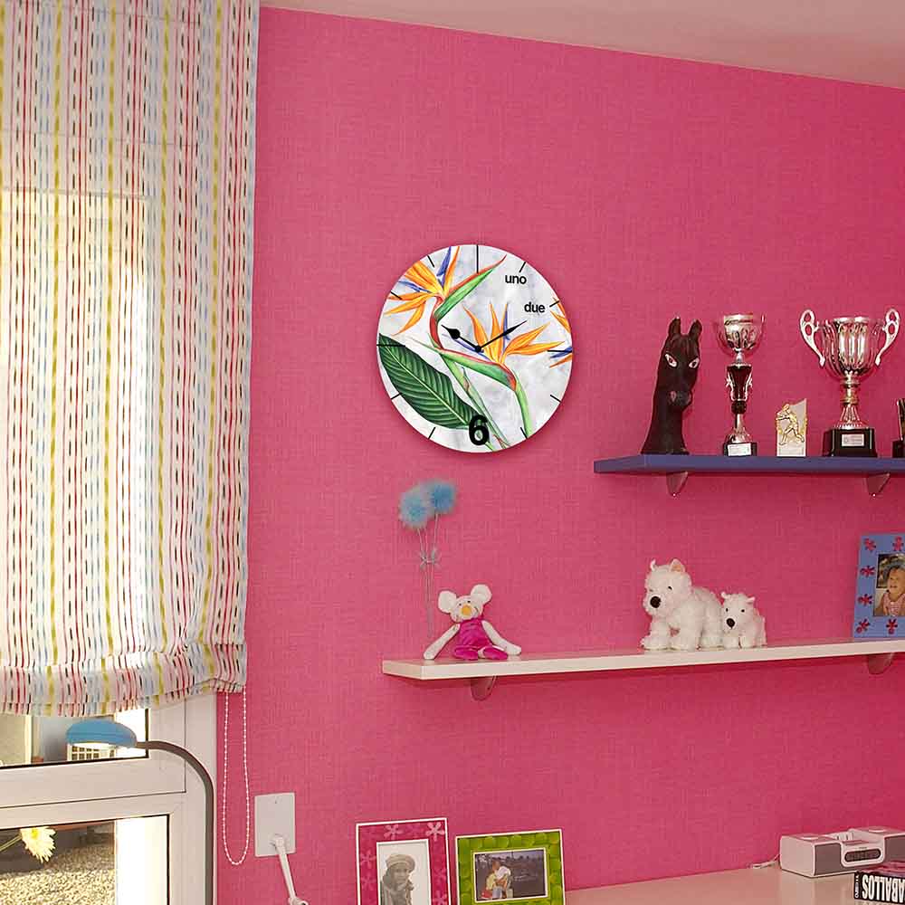 Orologio alluminio rotondo con fiori di sterlitzia su sfondo effetto marmo, perfetto per arredare con eleganza camere e spazi rilassanti.