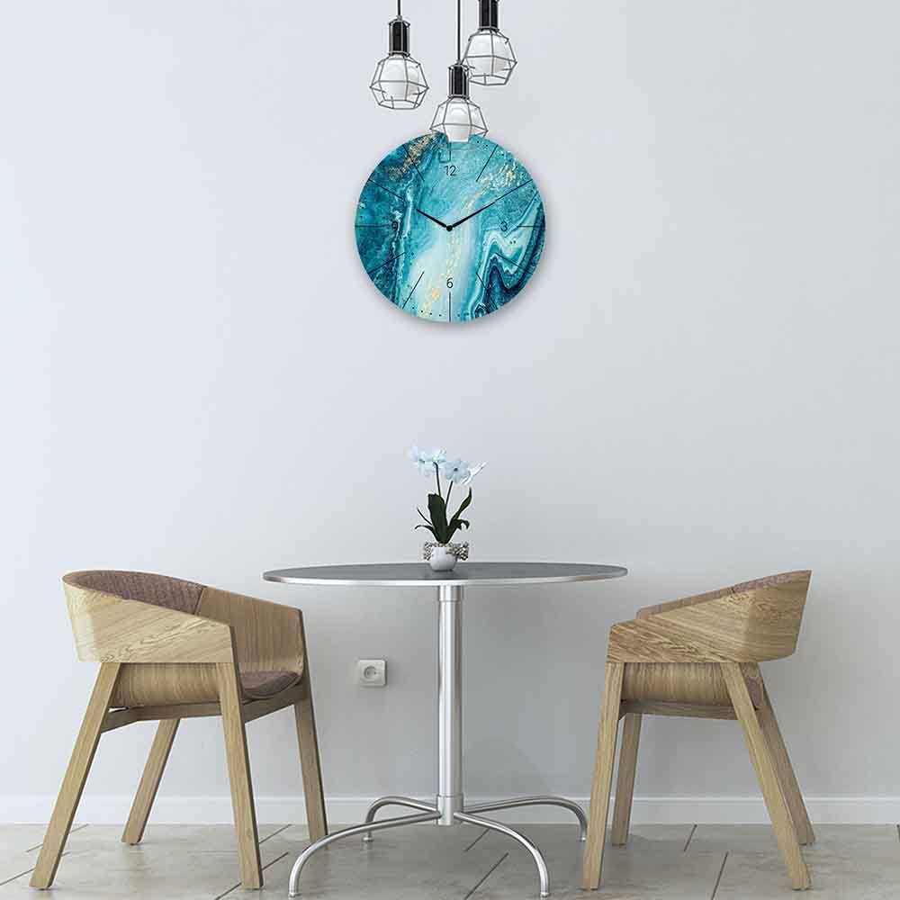 Orologio alluminio rotondo con design fluido e dinamico, perfetto per aggiungere modernità agli ambienti di cucina.