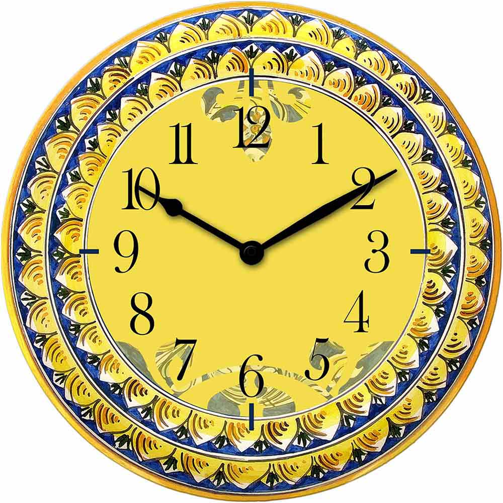 Orologio alluminio rotondo con maiolica siciliana, decorazione dettagliata e colorata per ambienti mediterranei.