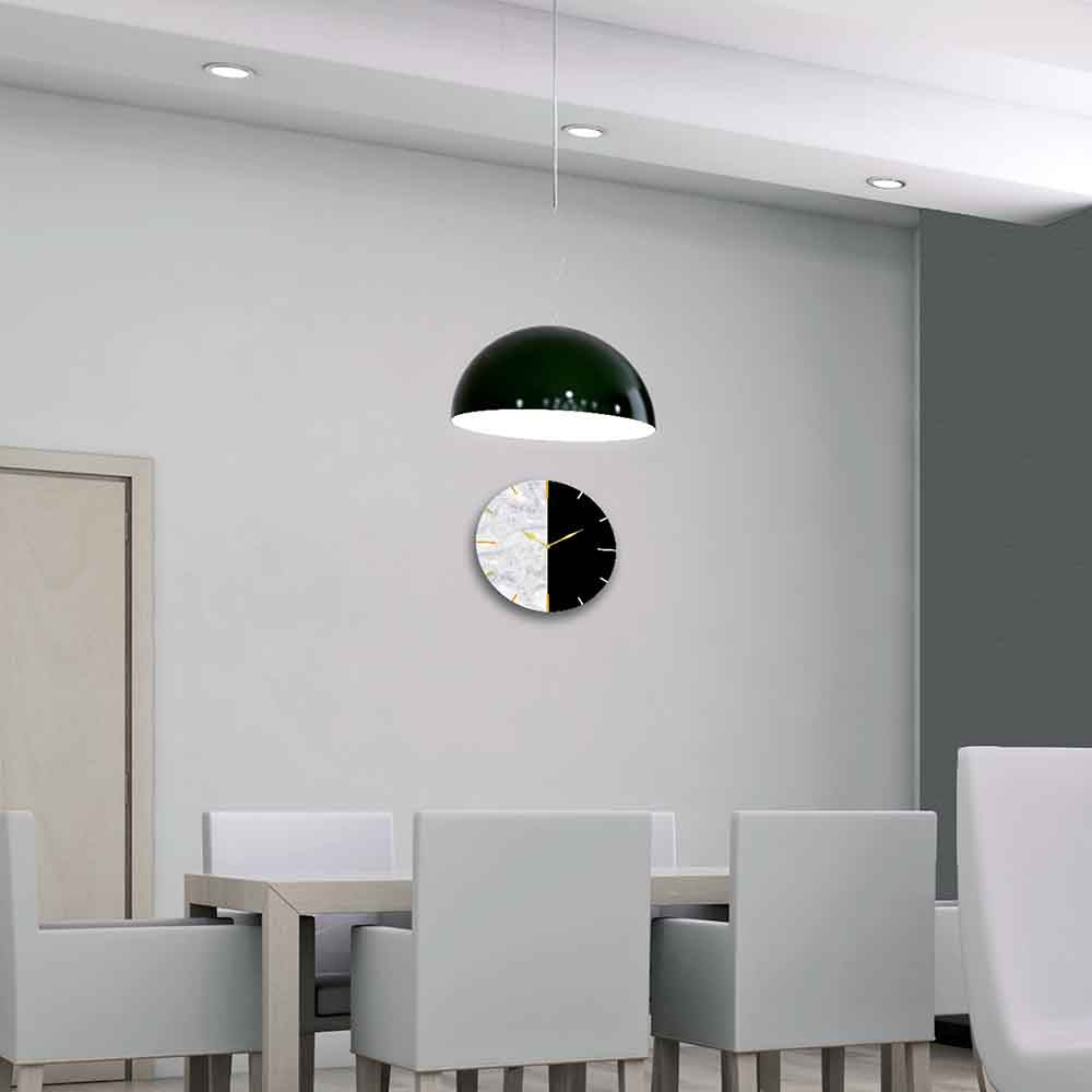Orologio rotondo da parete in alluminio con metà quadrante effetto marmo bianco e l’altra nera, indici dorati per un design elegante e minimalista.