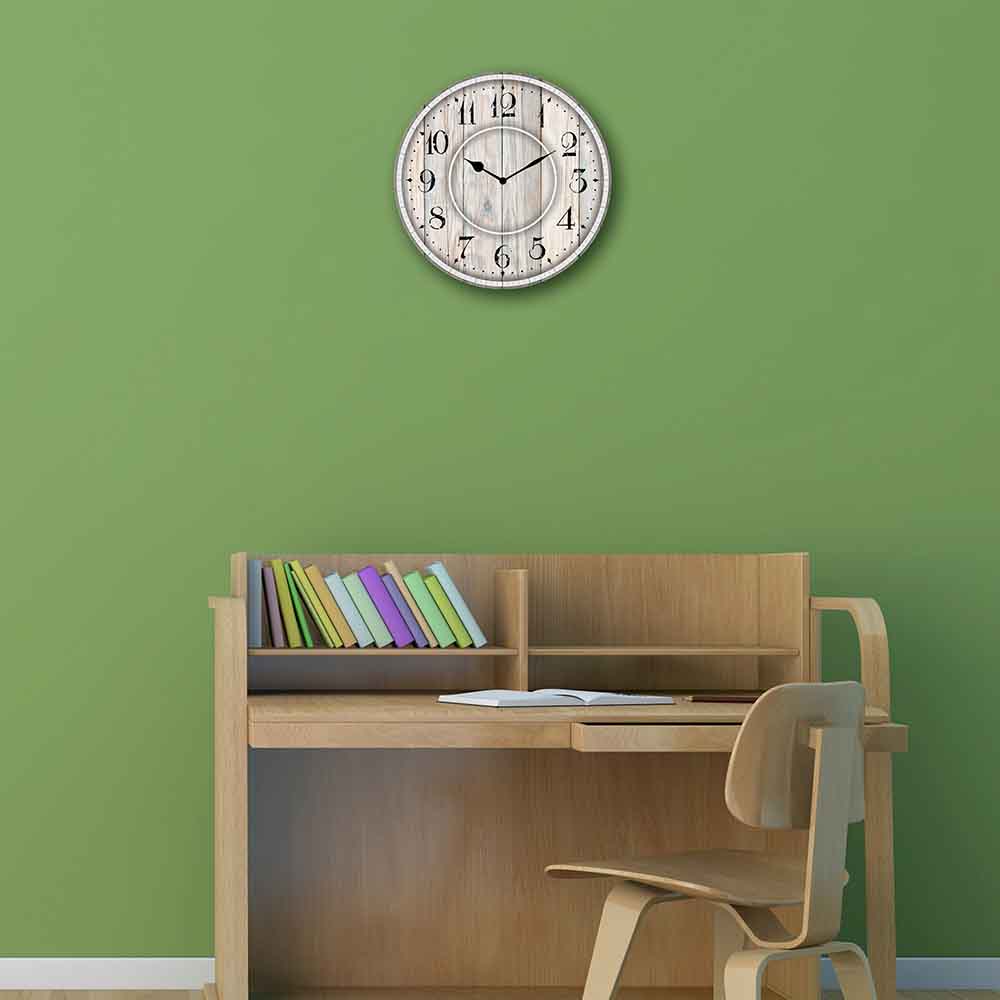 Orologio da parete rotondo in alluminio con stampa effetto legno sbiancato e numeri grandi neri, perfetto per ambienti rustici o camere dal tocco retrò.