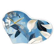 Orologio bomboniera in legno a cuore con decorazione di foglie leggere e tonalità azzurro cielo, dal design elegante e rilassante.