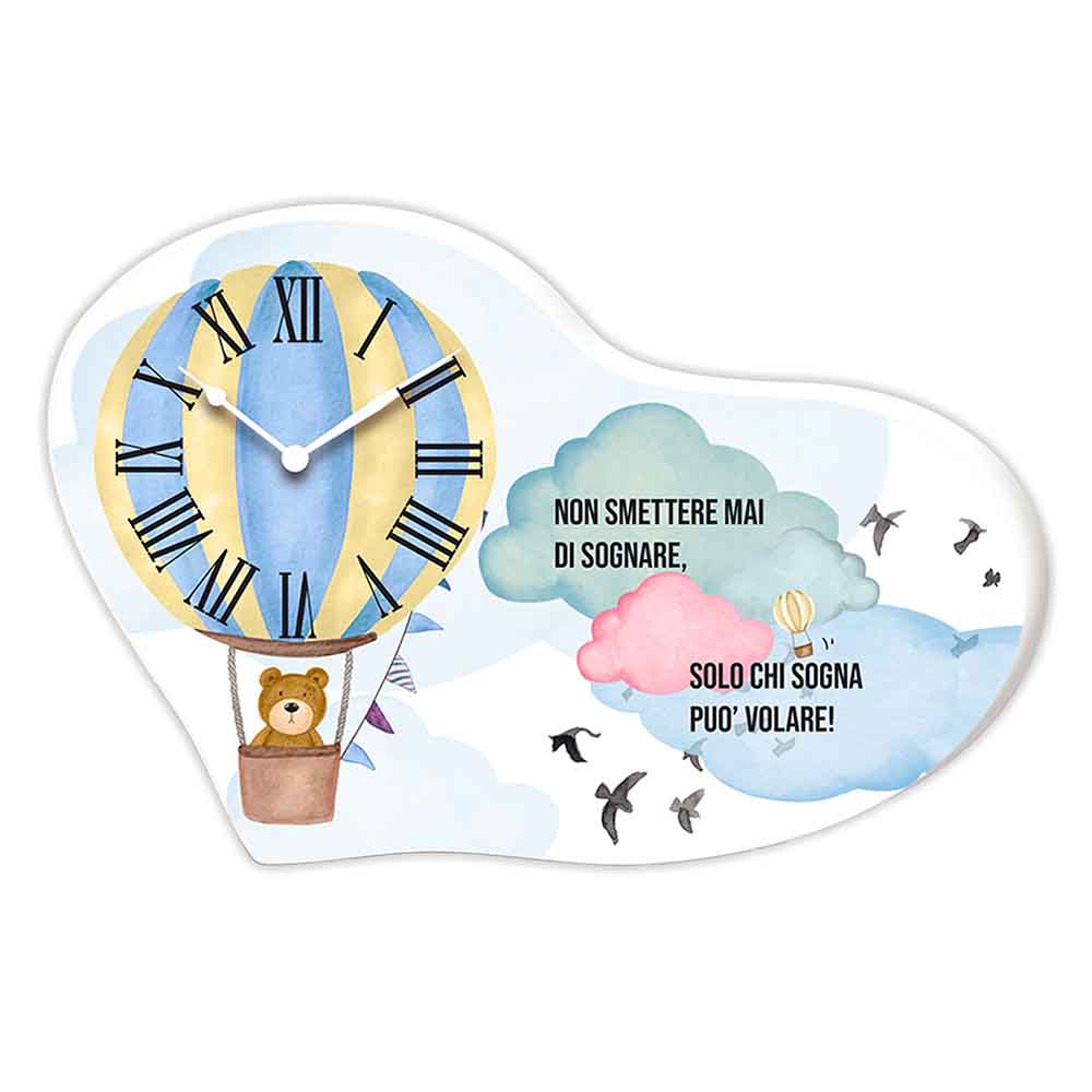 Orologio bomboniera in legno a forma di cuore con stampa di mongolfiere colorate e frase sui sogni, dal design delicato e raffinato.