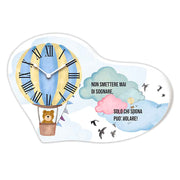 Orologio bomboniera in legno a forma di cuore con stampa di mongolfiere colorate e frase sui sogni, dal design delicato e raffinato.